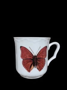 Porcelánový hrnek s červeným motýlem