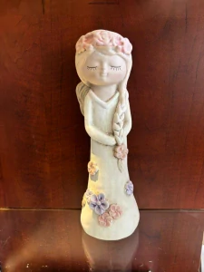 Keramická andělka s copánkem