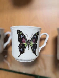Porcelánový hrnek s barevným motýlem