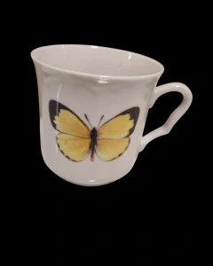 Porcelánový hrnek se žlutým motýlem