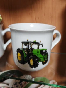 Porcelánový hrnek traktor